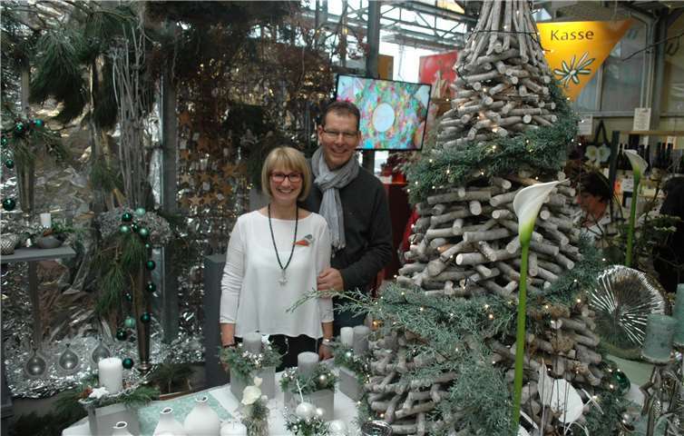 Christa und Norbert Hammer inmitten ihrer großen Adventsausstellung. BL