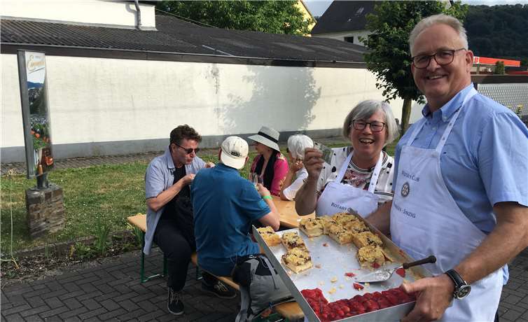 Christa von der Heiden und Dr. Michael Fresenius vom Rotary Club beim Kuchenverkauf anlässlich des Wein Dates in Leutesdorf.