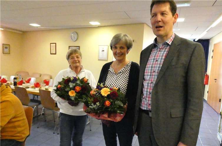 Christel Bell (links) mit Theresia Lindener und Mike Robe. Foto: DRK-OV Niederzissen