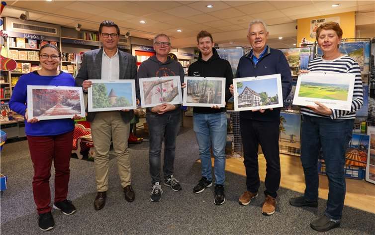 Christel Engeland (v.l.), Mathias Lutz, Fotograf Martin Warkentin, Ehrenbürger Stefan Raetz (li.) Christoph Ahrweiler und Ruth Bruchhausen am 03.11.2023 bei der Vorstellung des neuen Kalenders der Bürgerstiftung in der Buchhandlung Kayser in Rheinbach. Foto: CEW