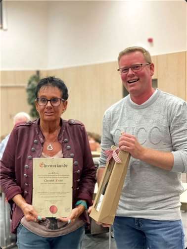 Christel Frink wurde durch den Vorsitzenden Carsten Irrgang für 25 jährige Mitgliedschaft geehrt. Foto: Juliane Gras