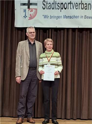 Christel Karottki (Jahrgang 1942) vom TC Rheinbach wurde am 29. Juli bei den Deutschen Seniorenmeisterschaften 2023 in Ingelheim zusammen mit ihrem Partner Rolf Willrich vom TSV SLS-Steinrausch-Fraulautern Deutsche Meisterin im Mixed 80.