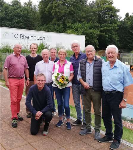 Christel Karottki mit Vorstand (v.l.): Hans-Dieter Jandrey, K. Gunter von Kajdacsy, Wolf-Ullrich Scherhag, Christel Karottki, Rainer Schiller, Klaus Deselaers, Detlef Nenzel, Heiko Perkhun, Karl Schlich. Foto: privat