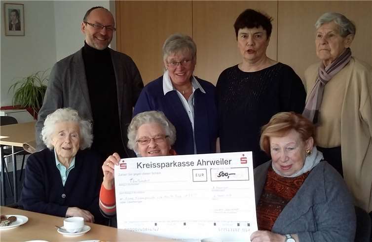 Christel Ruffert (hinten rechts) gibt die Leitung des Seniorenclubs an Gisela Schmitz-Dietz (2. von links) und Christel Demuth (vorne rechts) ab. Privat