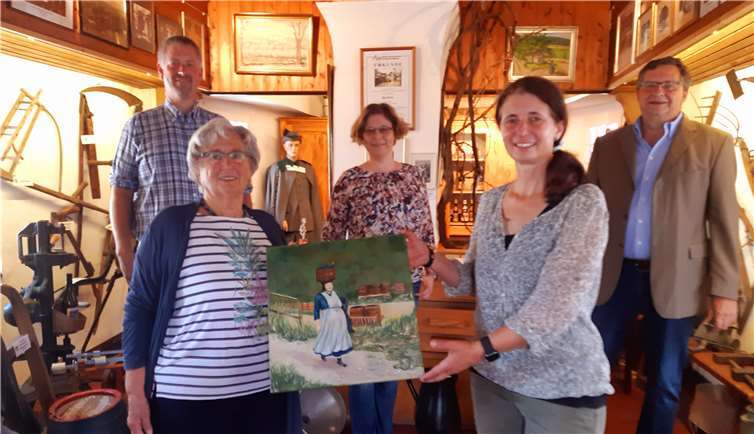 Christel Schäfer schenkte eins ihrer Werke an die Bachemer Bürgergemeinschaft zur Ausstellung im Winzermuseum. Foto: privat