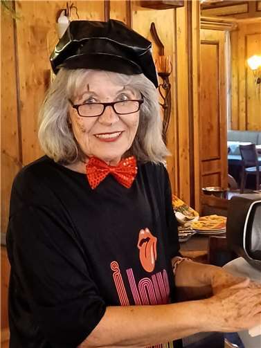 Christel Scheidtweiler als alte Dame mit Pfiff.