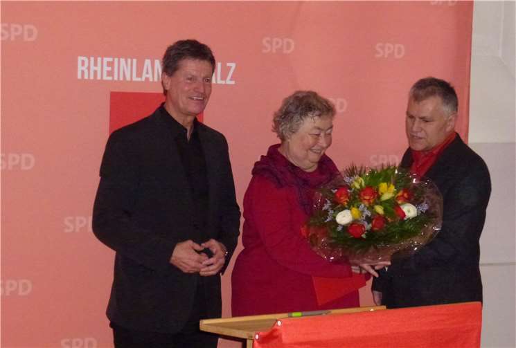 Christel Schitkowski wurde auf dem Neujahrsempfang für 25-jährige, aktive Parteimitgliedschaft geehrt. V.li: MdB Detlev Pilger-SPD, Christel Schitkowski, Vorsitzender des SPD-OV-Untermosel Mathias Knerr.privat
