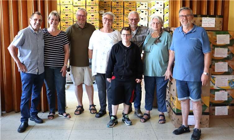 Christel Weißenfels (4 v. l.) und Hans-Peter Weißenfels (r.) mit einem Teil des Teams.  Foto: Flüchtlings-Hilfe für die Ukraine
