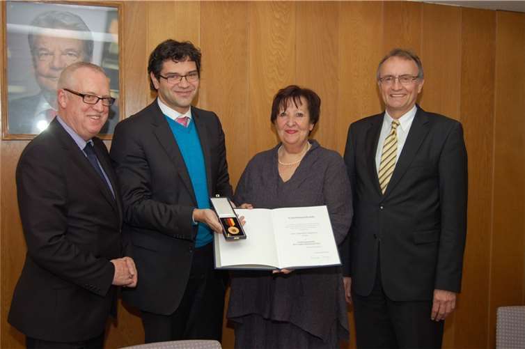 Christel Weißenfels aus Neuwied wurde für ihr ehrenamtliches Engagement mit der Verdienstmedaille des Landes Rheinland-Pfalz geehrt. Staatssekretär Dr. Salvatore Barbaro (2.v.l.) von rheinland-pfälzischen Finanzministerium überreichte im Beisein von Landrat Rainer Kaul (rechts) und MdL Fredi Winter die hohe Auszeichnung.