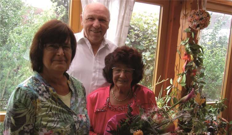 Christel Zeyen und Karl-Heinz Schmalenbach gratulierten der Jubilarin. privat