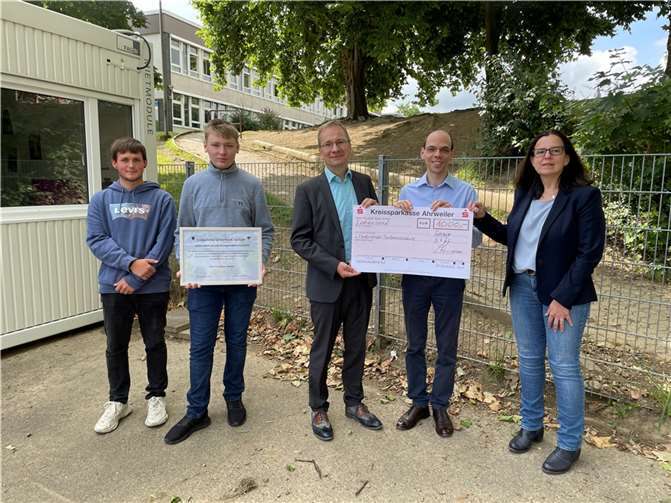 Christian Adams übergab 1000 Euro (2.v.r.) an die Vertreter der Barbarossaschule.  Foto: ROB