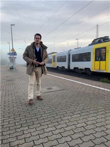 Christian Altmaier am Bahnhof Lützel.  Quelle: Freie Wähler Koblenz