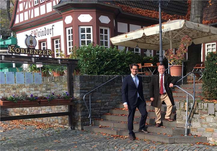 Christian Altmaier (li.) und Stephan Wefelscheid vor dem Weindorf.Quelle: Freie Wähler Koblenz