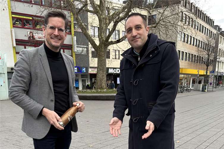 Christian Altmaier und Dennis Graf, die sich selbst einen Überblick über die Müllsituation in der Fußgängerzone verschafft haben. Foto: privat
