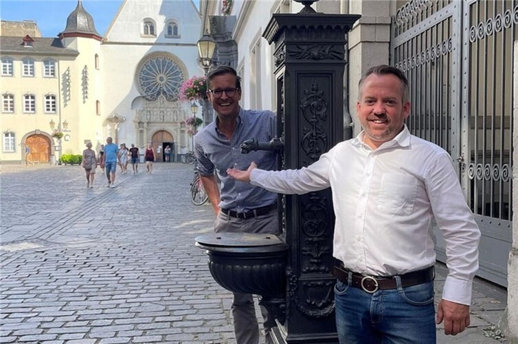 Christian Altmaier und Stephan Wefelscheid an einem Trinkwasserbrunnen am Münzplatz.