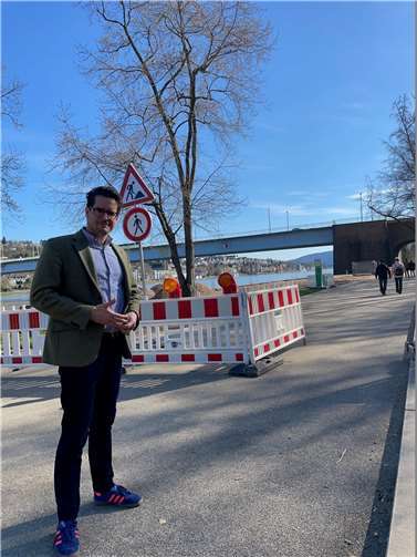 Christian Altmaier vor der Absperrung an der Pfaffendorfer Brücke. Quelle: Freie Wähler Koblenz