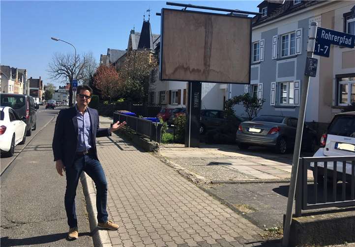 Christian Altmaier vor einem Plakatmasten.Quelle: Büro von Christian Altmaier