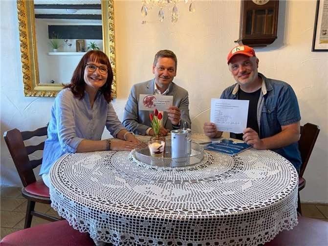 Christian Baldauf (Mitte) mit Susanne Hartmann-Etzkorn und Mario Specht.  Foto: privat