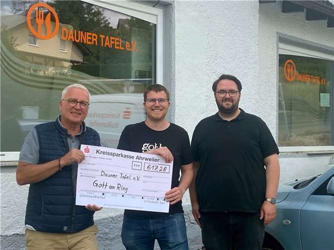 Christian Bauer (links) und Jörg Freitag (rechts) freuen sich über die Spende, die Philipp Hein vom Gott-am-Ring-Zelt der Dauner Tafel überreicht.  Foto: Philipp Hein