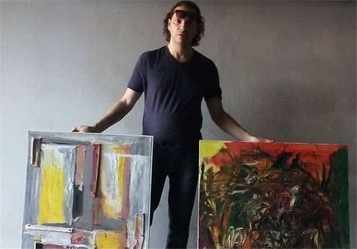 Christian Bergantin mit zwei seiner Werke.