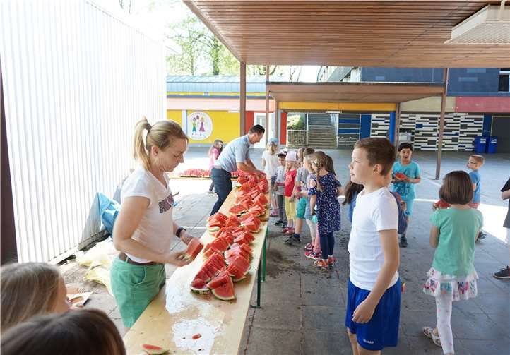 Christian Bleser, Erster Vorsitzender des Fördervereins, Ramona Heuser sowie die strahlenden Gesichter der Kinder der Grundschule Asterstein.privat