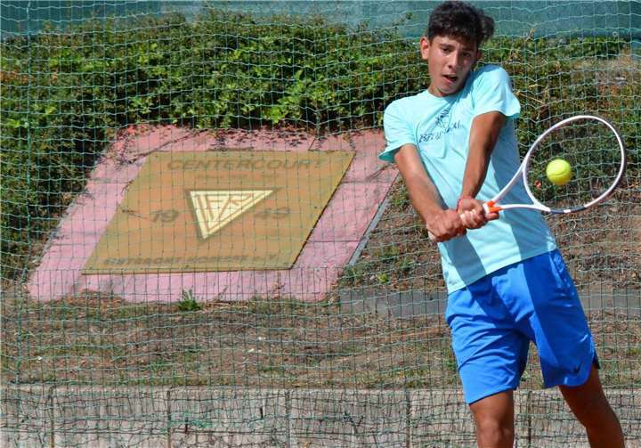 Christian Djonov (2, TC Neuwied) Gewinner des Endspiels U18privat