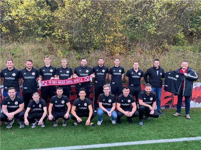 Christian Efferoth bei der Übergabe der neuen Polos an den 1. Vorsitzenden Lothar Bonn und der II. Mannschaft des FV Erpel. Foto: privat