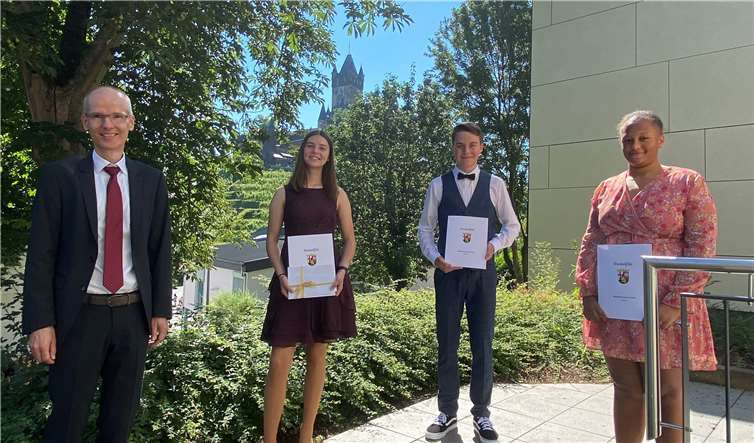 Christian Etzkorn, Rektor; Franziska Bell, Maximilian Jobelius und Yolanda Schönig. Foto: privat