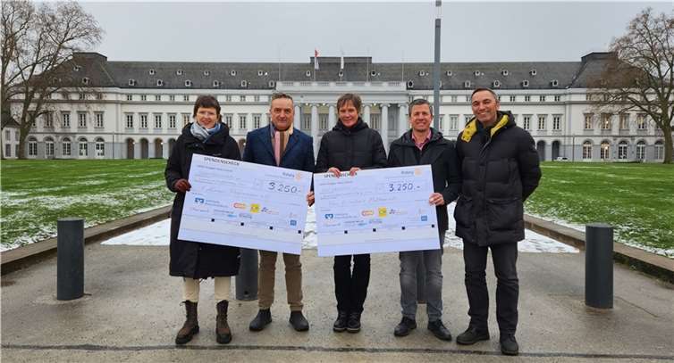 Christian Fach (2.v.l.), Präsident des Rotary Clubs, und Achim Tieftrunk (r.), Vorsitzender der Singschule Koblenz, uberreichten die Spendenschecks an den Hospizverein Koblenz, vertreten durch Geschäftsführerin Ina Rohlandt (l.), und das Haus Eulenhorst, vertreten durch Mario Vogt (2.v.r.) sowie Martina Best-Liesenfeld. Foto: privat