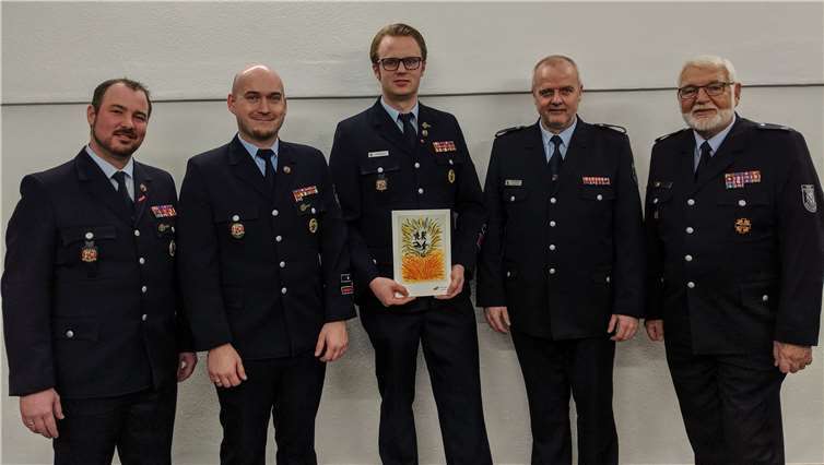 Christian Fein (Bildmitte) zusammen mit (v.l.n.r.) Adrian Eiser (stv. Wehrführer), Michael Pleitgen (Wehrführer), Bernd Dillbahner (Vorsitzender KFV Westerwald) und Willi Drescher (Ehrenvorsitzender KFV Westerwald). Copyright: Feuerwehr Krümmel-Sessenhausen