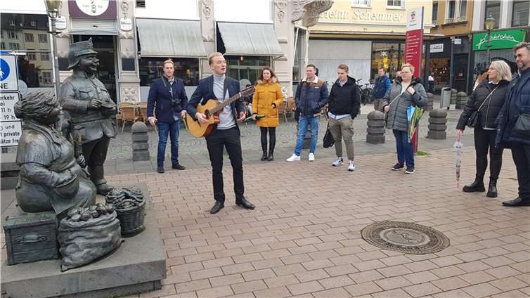 Neuer musikalischer Rundgang mit Christian Ferber Christian Ferber hat sich intensiv mit der Koblenzer Stadtgeschichte beschäftigt und kann interessierten Gästen auch so manche Anekdote erzählen. Fotos: KH