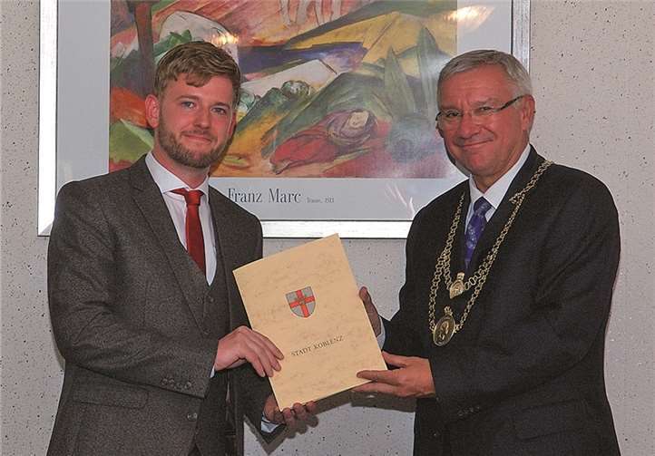 Christian Franké, Kandidat der SPD wurde von Oberbürgermeister Joachim Hofmann-Göttig als neuer Ortsvorsteher ernannt, vereidigt und in sein Amt eingeführt . Privat