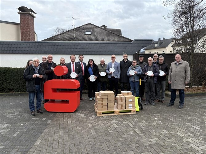 Christian Frings (7. v. l.) und René Schell (6. v. l.) übergaben das Geschirr an die Gemeinden.