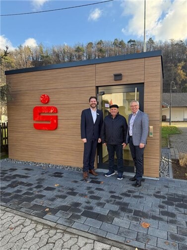 Christian Frings (l.), Leiter des BeratungsCenters der Kreissparkasse Ahrweiler in Adenau, Achim Gemein (r.), Vorstandsmitglied, freuen sich gemeinsam mit Ewald Neiss, Ortsbürgermeister von Insul, über die neue SB-Geschäftsstelle. Foto: Marco Seydel / Kreissparkasse Ahrweiler