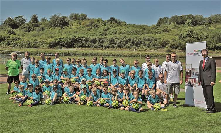 Christian Frings (r.), Leiter der Sparkassengeschäftsstelle Adenau, freute sich gemeinsam mit den Verantwortlichen der SG Hocheifel und den zahlreichen Fußballbegeisterten über das erfolgreiche Projekt.Werner Dreschers