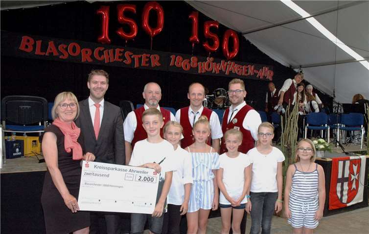 Christian Frings und Maria Bierfeld, Kreissparkasse Ahrweiler, überreichen einen Scheck von 2.000 Euro anlässlich der Feierlichkeiten zum 150-jährigen Bestehen des Blasorchesters Hönningen an Volker Münch, Frank Larscheid und Dirigent Dirk Eschweiler.privat