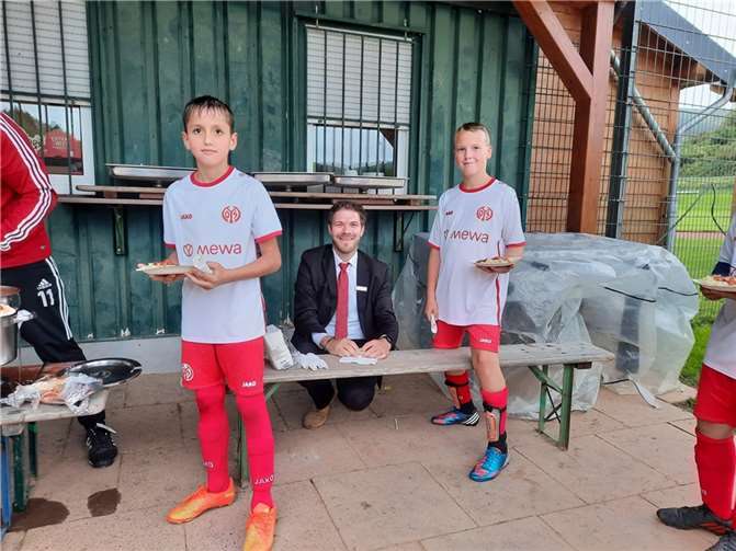 Christian Frings unterstützte tatkräftig bei der Essensausgabe. Foto: privat