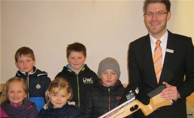 Christian Frings von der KSK Ahrweiler übergibt den BSC-Jungschützen das lang ersehnte 2. Lasergewehr. privat