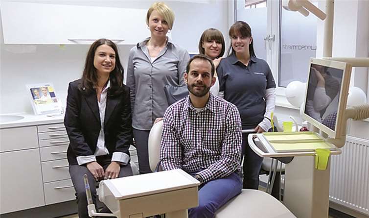 Christian Fritz stellte bei der Eröffnungsfeier sein Team vor (v.li.): Ehefrau Verena Fritz, Kathleen Mühle, Olga Hipke und Viktoria Görn.