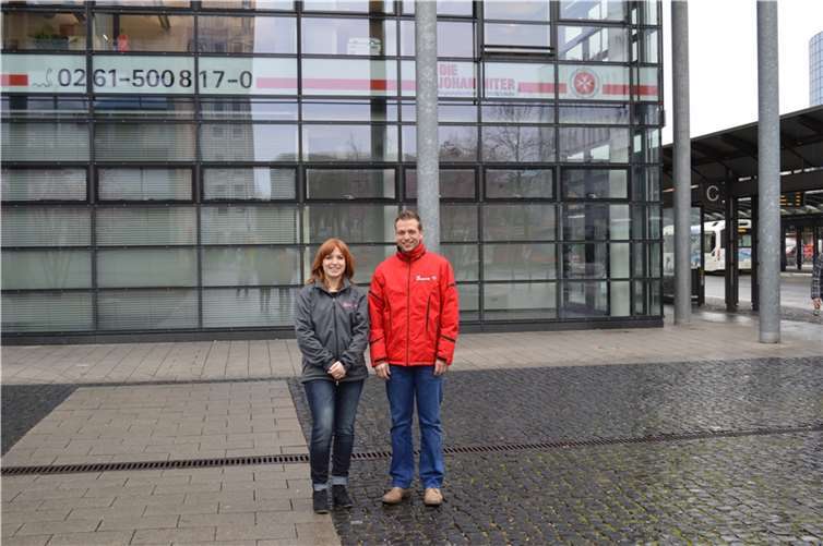 Christian Görg mit der Sachbereichsleitung Kinder- und Jugendhilfe und Sarah Heiß vor der neuen Regionalgeschäftsstelle. privat