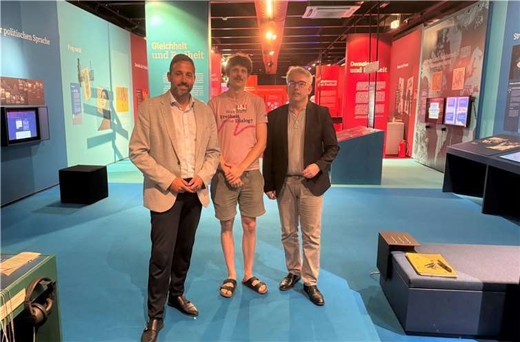 Christian Greiner (li.) auf der MS Wissenschaft. Foto: Stadtverwaltung Andernach / Köckritz