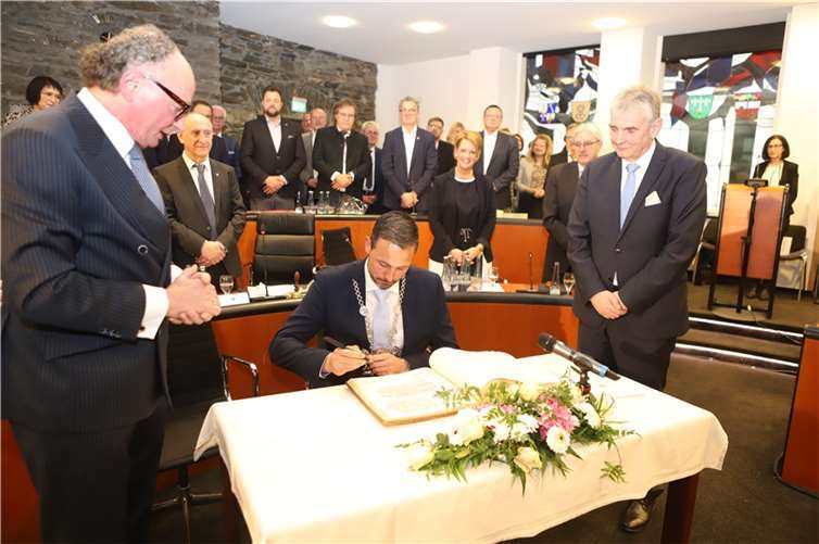 Christian Greiner trug sich in das Goldene Buch der Stadt ein.