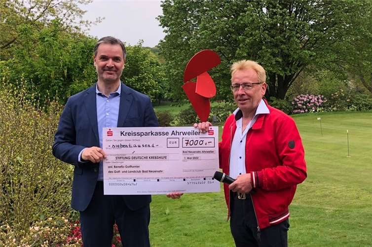 Christian Greiten von der Deutschen Krebsbilfe und (re.) Günther Witsch von der Kreissparkasse Ahrweiler bei der Spendenübergabe des Benefiz-Golfturniers in Bad Neuenahr. Foto: privat