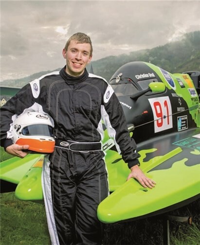 Christian Groß vor seinem Motorboot. privat