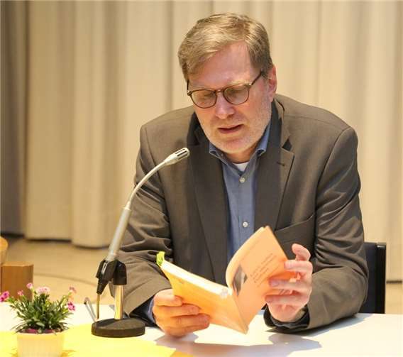 Christian Hartung zog bei seiner Krimilesung alle in seinen Bann.