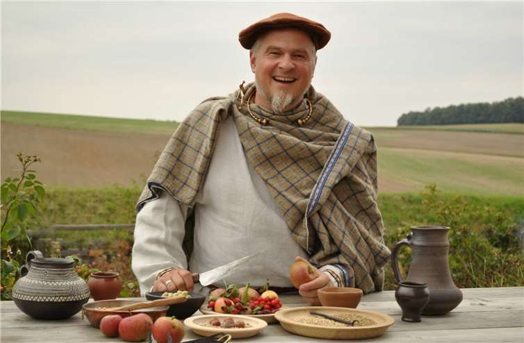 Christian Havenith zeigt den Gästen im Andernacher Museumshof, wie und was die Kelten gekocht haben. Die Probier-Aktion wird durch keltische Würzweine abgerundet. Foto: Havenith