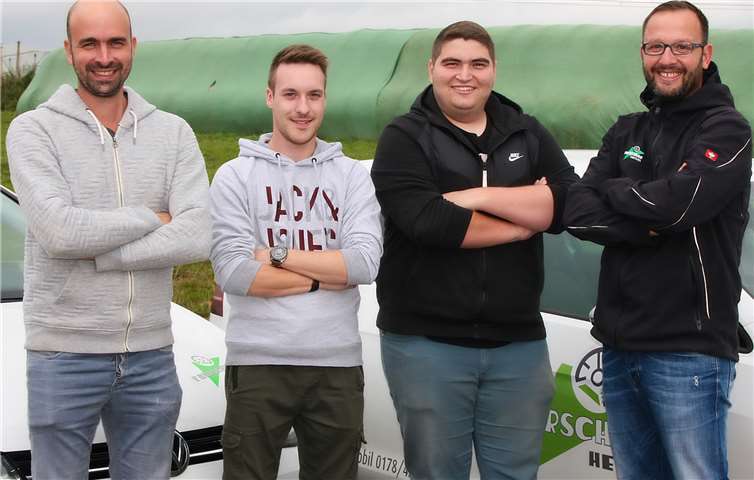 Christian Hecken und sein Team stehen bereit: Sie werden (nicht nur) der Jugend in Schuld das Fahren beibringen. Foto: Fahrschule Hecken