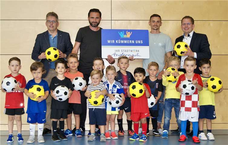 Christian Heller, Geschäftsführer vom Geysir Zentrum (links) und Lars Hörnig, Geschäftsführer der Stadtwerke Andernach (rechts), überreichten im Rahmen des jährlichen Sponsorings unter anderem die Trainingsbälle für die neue Ball- und Bewegungsschule des FC Andernach mit den beiden Betreuern Leo Bicvic (2. v. l.) und Karl Runkowsky (3.v. l.).Foto: privat