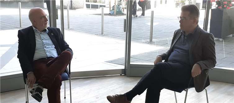 Christian Heller im Gespräch mit Alfred Adams. Foto: Privat