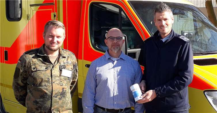 Christian Hillmer (re.) und Tobias Heinen übergaben den Spendenerlös zugunsten der Soldaten und Veteranenstiftung an den Standortbeauftragten Udo Zenz.Foto: G. Arleth